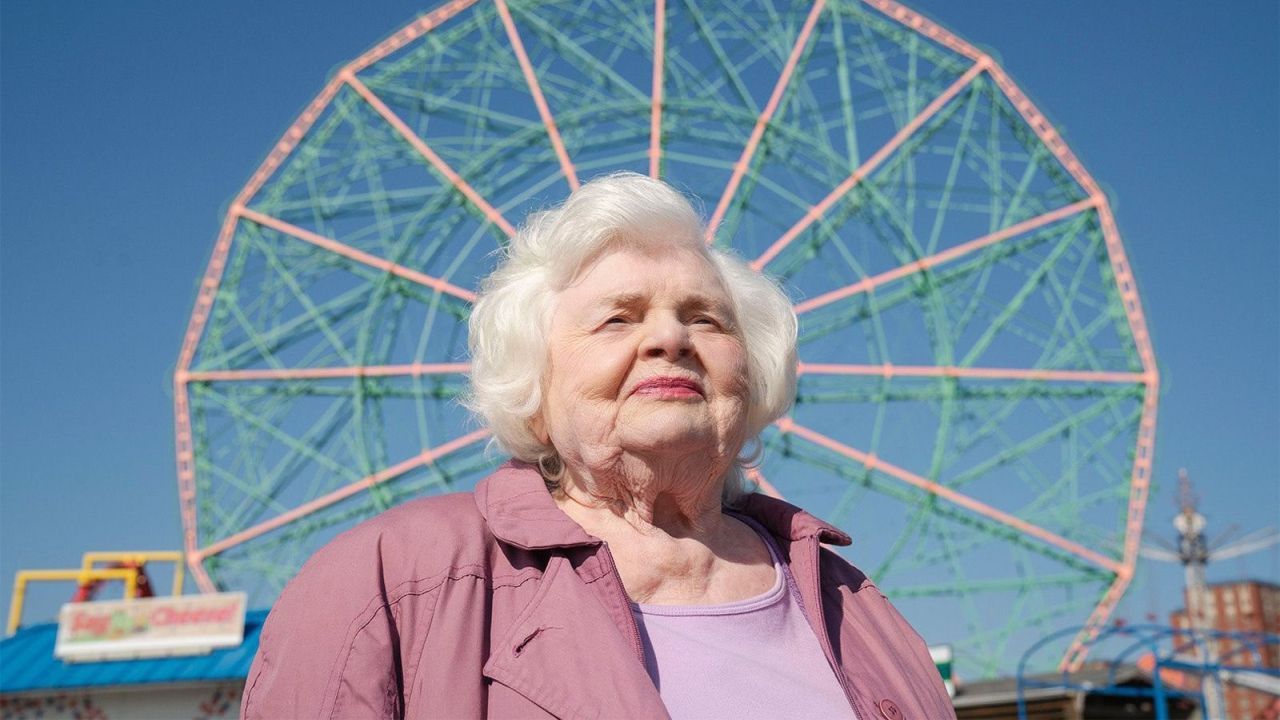 Inzwischen 95 und trotzdem kein bisschen leise: June Squibb rockt auch diesmal wieder!
