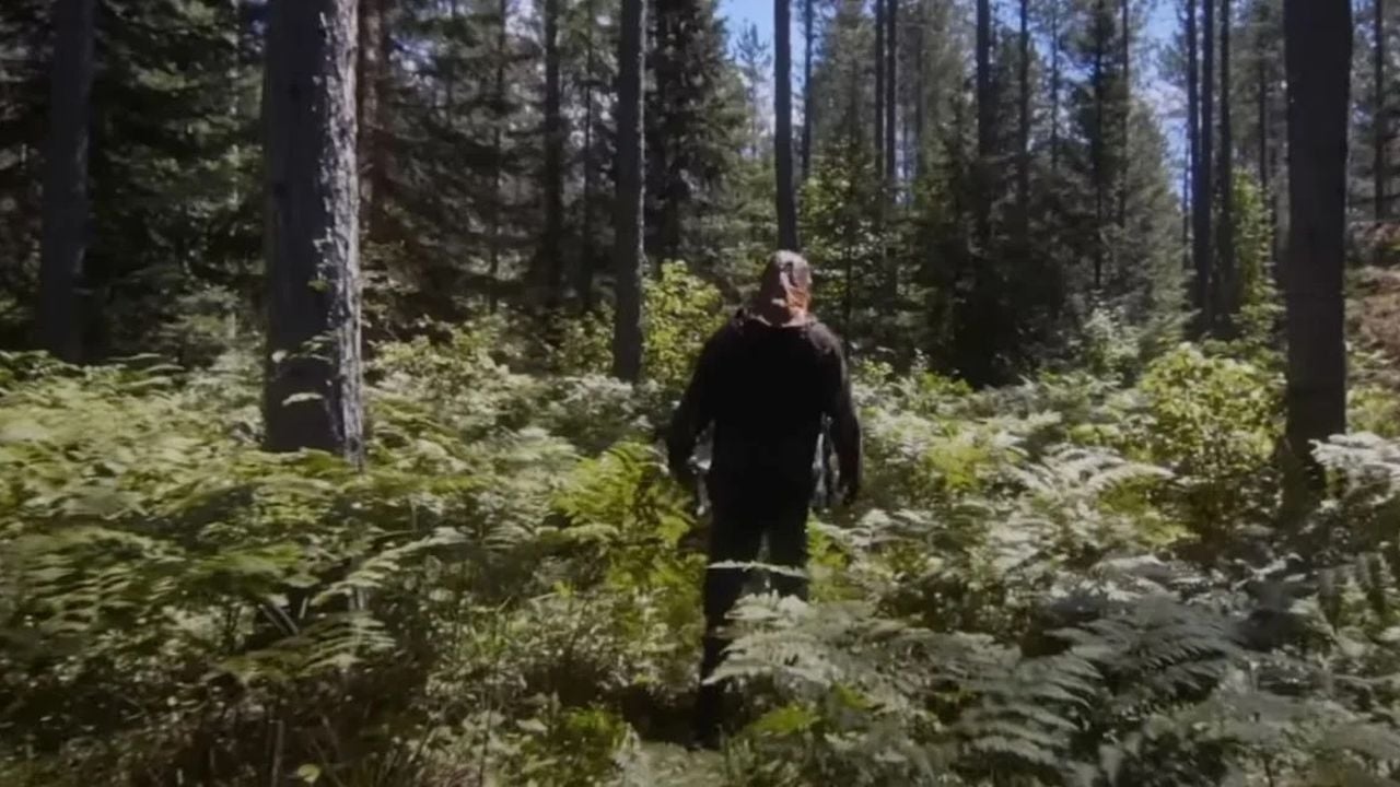 Zwischen den Kills spaziert Johnny (Ry Barrett) vor allem durch den Wald. 