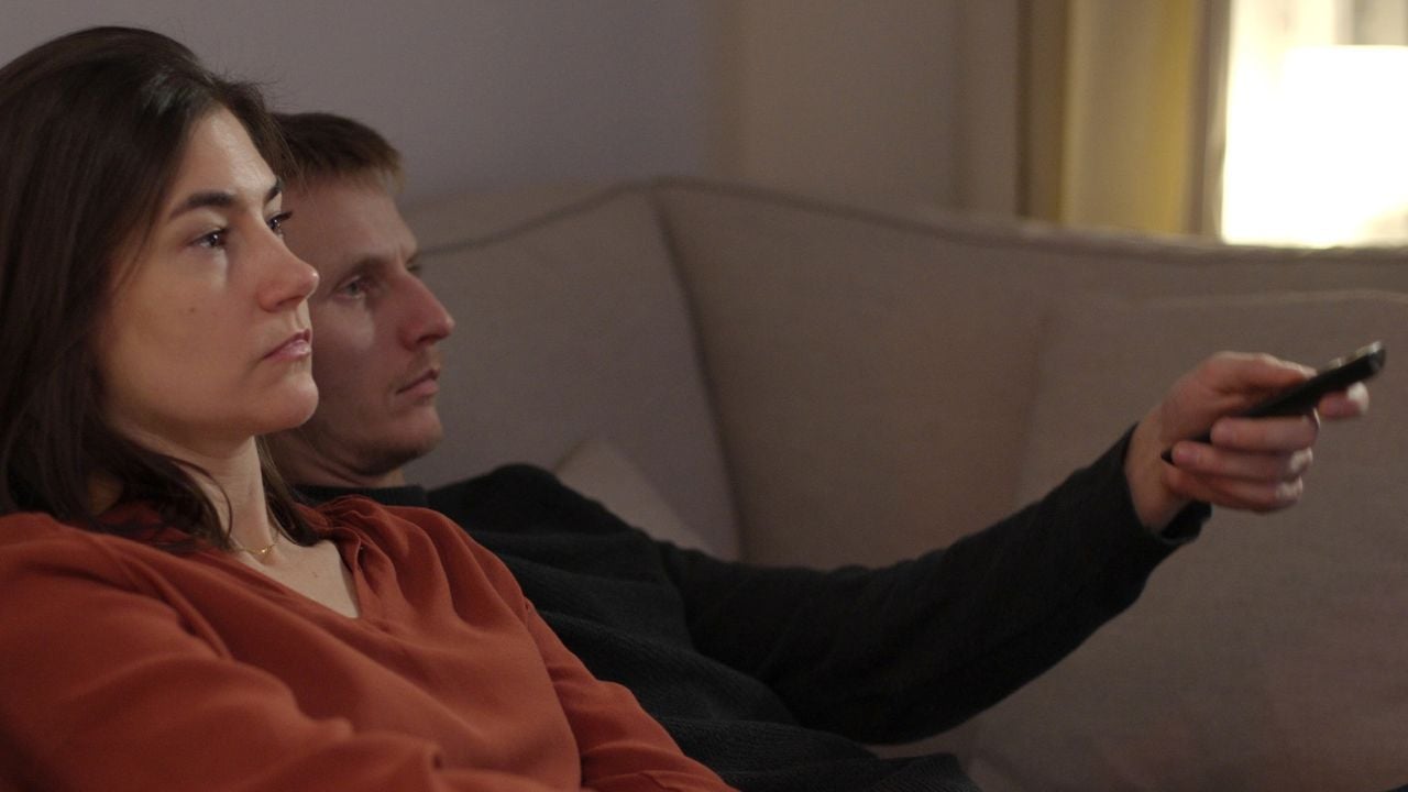 Ein Großteil von „Home Entertainment“ spielt sich auf der Couch von Florian (Joseph Bundschuh) und Marie (Nadine Dubois) ab. 