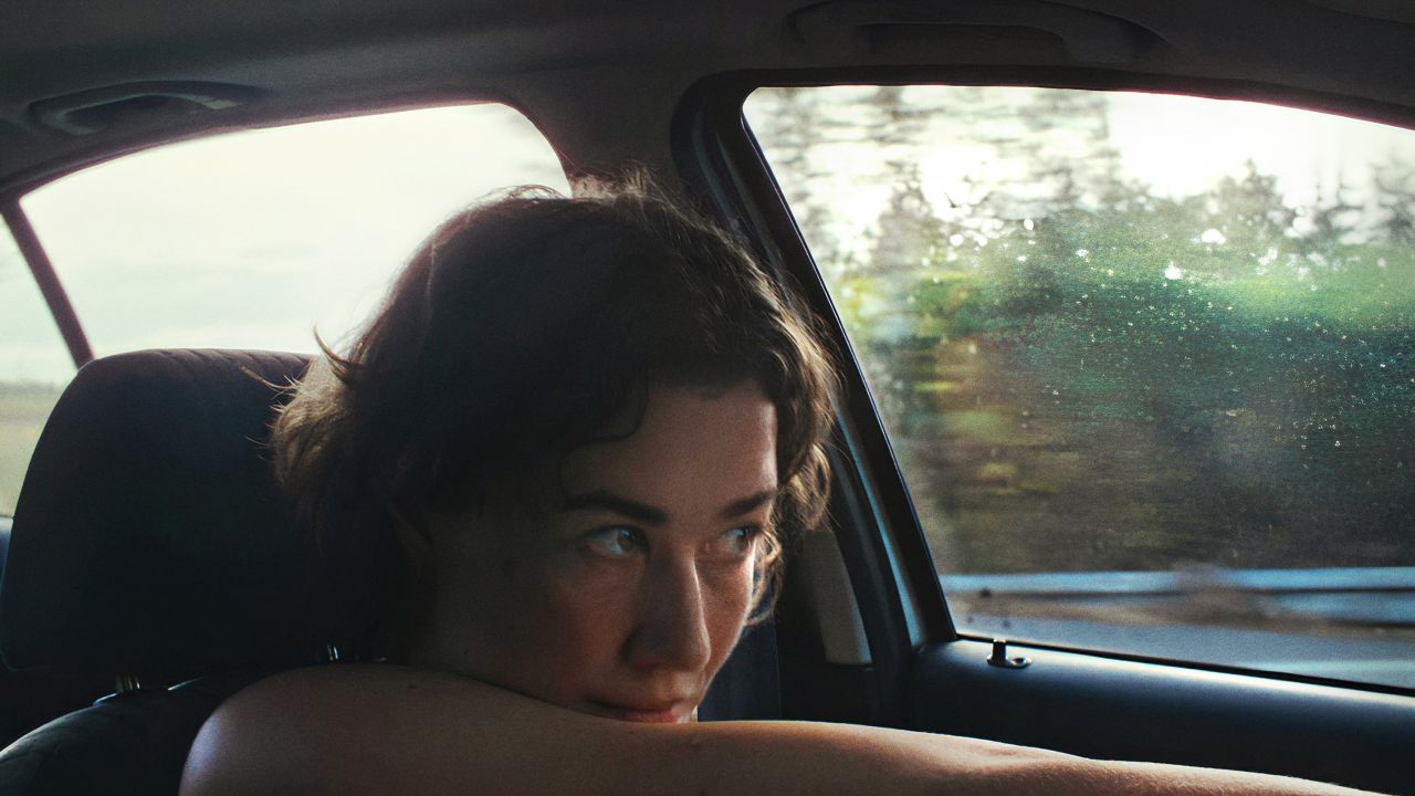 Nur im Auto kann sich Ivo (Minna Wündrich) mal kurz auf sich besinnen, bevor sie sich wieder um ihre sterbenden Patient*innen kümmern muss. 