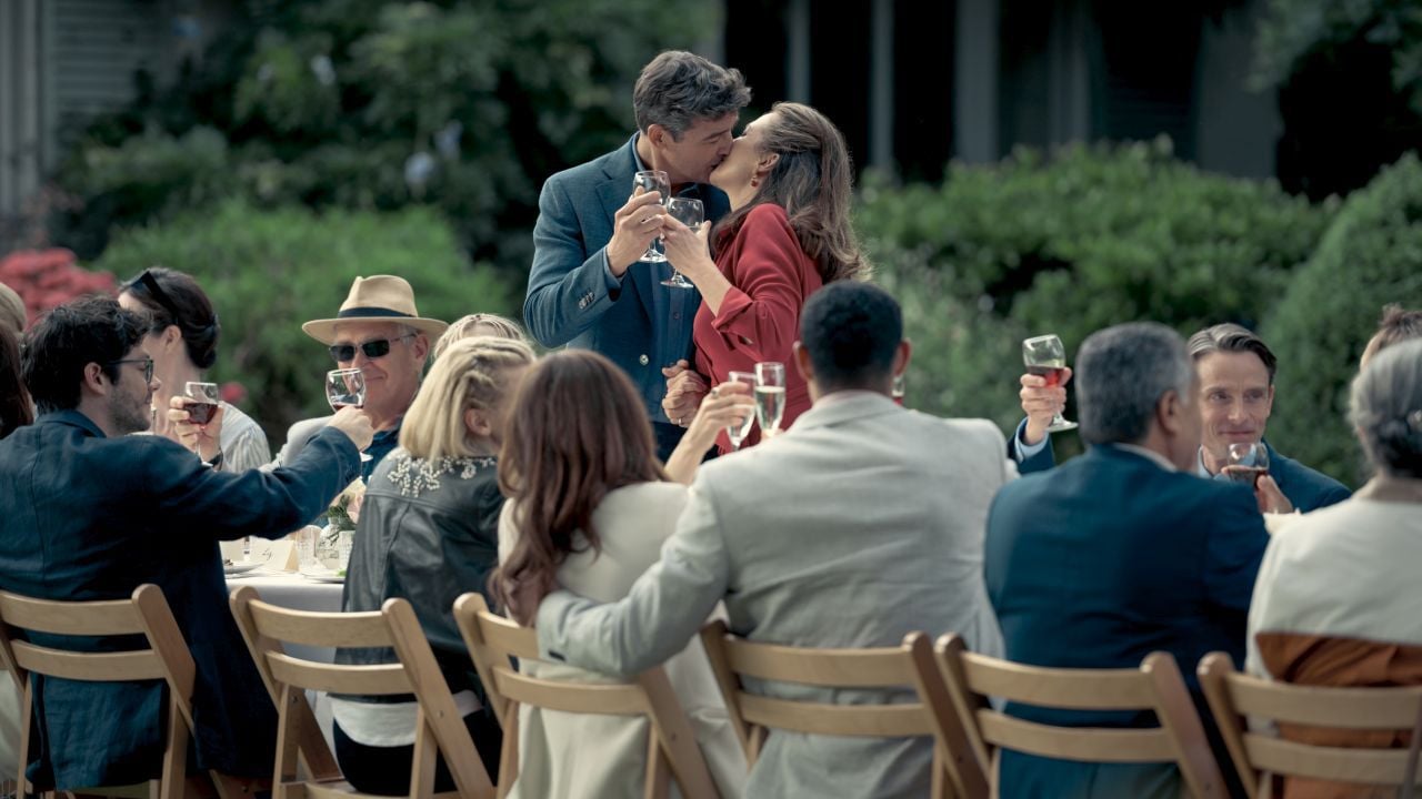 Die gelöste Atmosphäre trügt, denn selbst in den eigenen vier Wänden geht zunehmend die Angst um: Die Bewegung „The Change“ macht auch vor den persönlichsten Momenten keinen Halt!