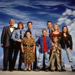 Bild Zu Holly Marie Combs Picket Fences Tatort Gartenzaun Kinoposter Adam Wylie Costas Mandylor Fyvush Finkel Holly Marie Combs Justin M Shenkarow Filmstarts De