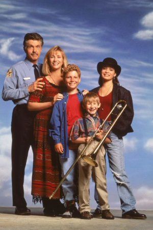 Bild Zu Tom Skerritt Picket Fences Tatort Gartenzaun Bild Adam Wylie Holly Marie Combs Justin M Shenkarow Kathy Baker Tom Skerritt Filmstarts De