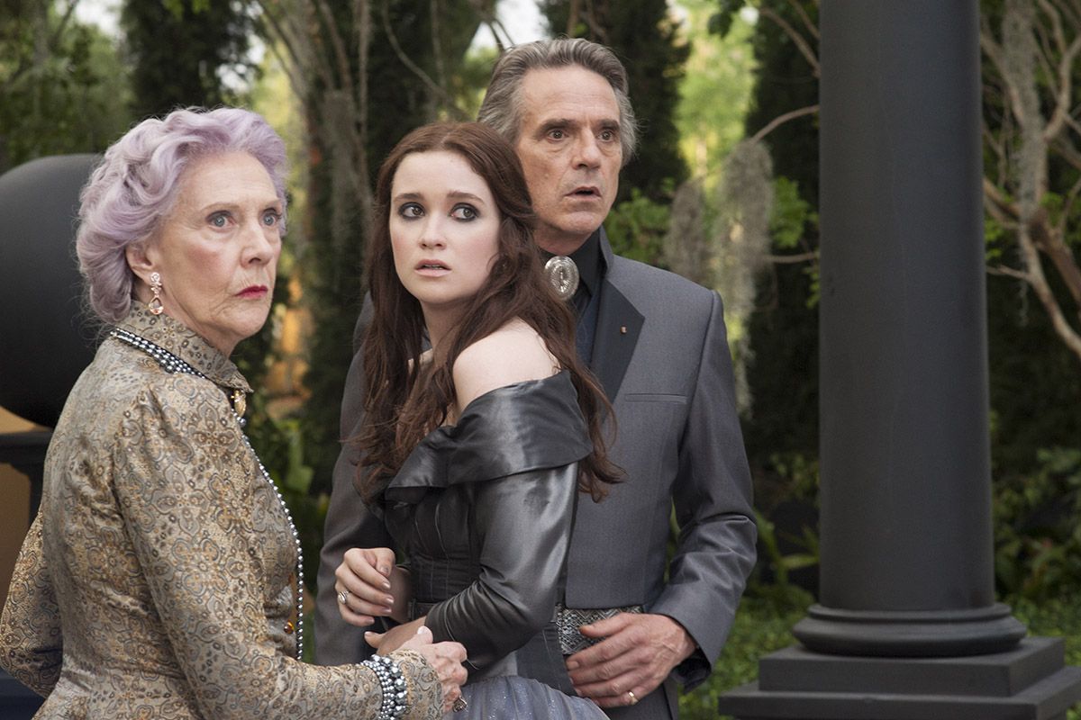 Bild Zu Eileen Atkins Beautiful Creatures Eine Unsterbliche Liebe Bild Alice Englert Eileen Atkins Jeremy Irons Filmstarts De