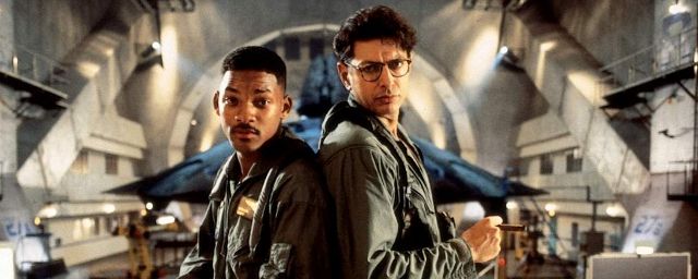 Independence Day 2 Ohne Will Smith Roland Emmerich verrät: Es gibt zwei Drehbücher zu "Independence Day 2