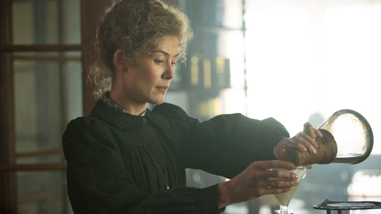 Im Trailer zu "Radioactive" spielt Rosamund Pike eines der größten ... image