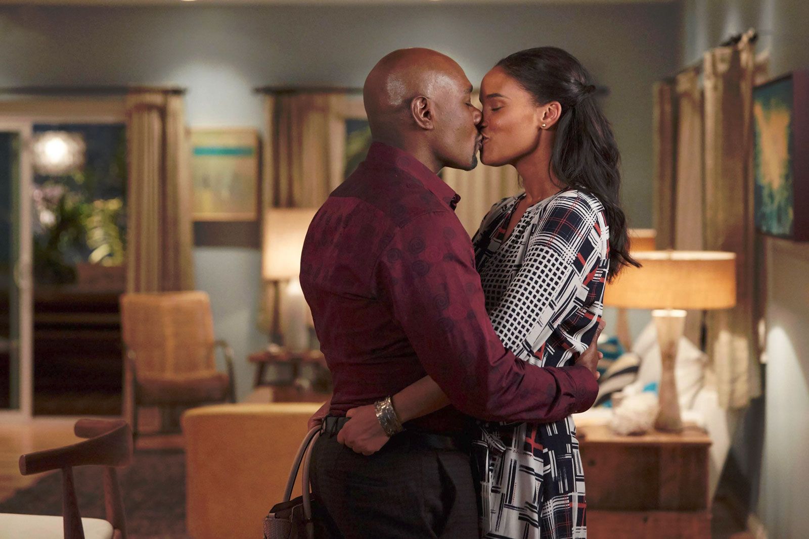 Rosewood Bild Joy Bryant, Morris Chestnut 122 von 192 FILMSTARTS.de