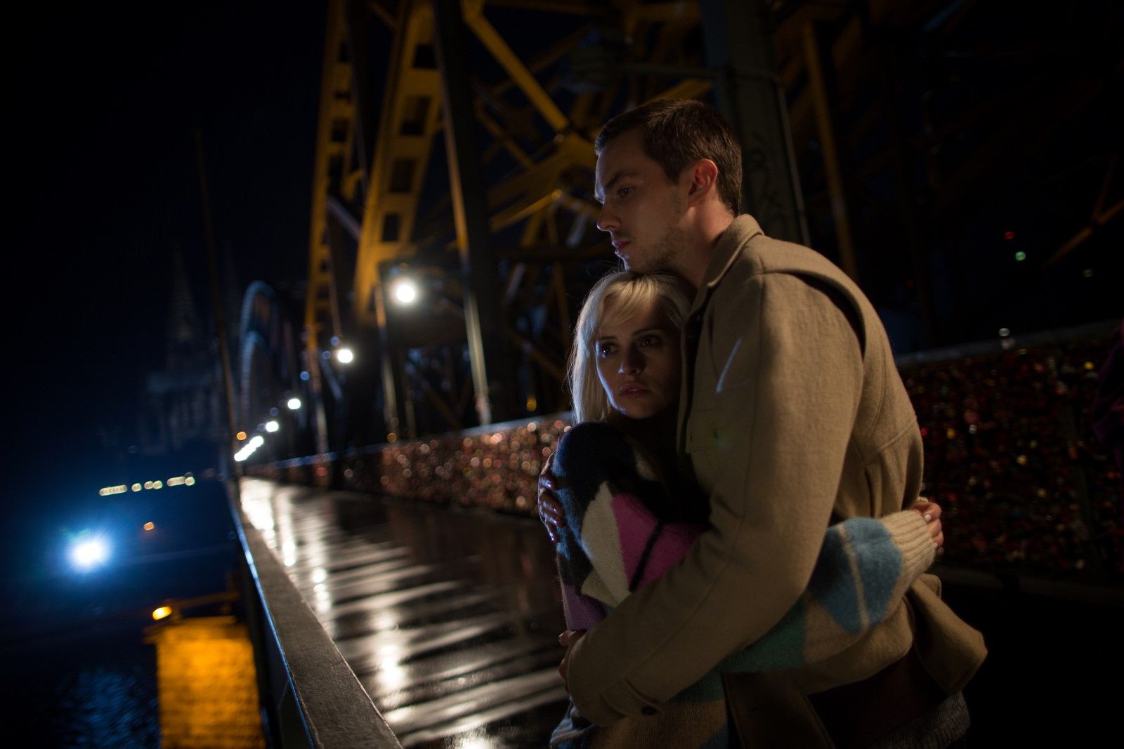 Bild zu Felicity Jones - Collide : Bild Felicity Jones, Nicholas Hoult ...