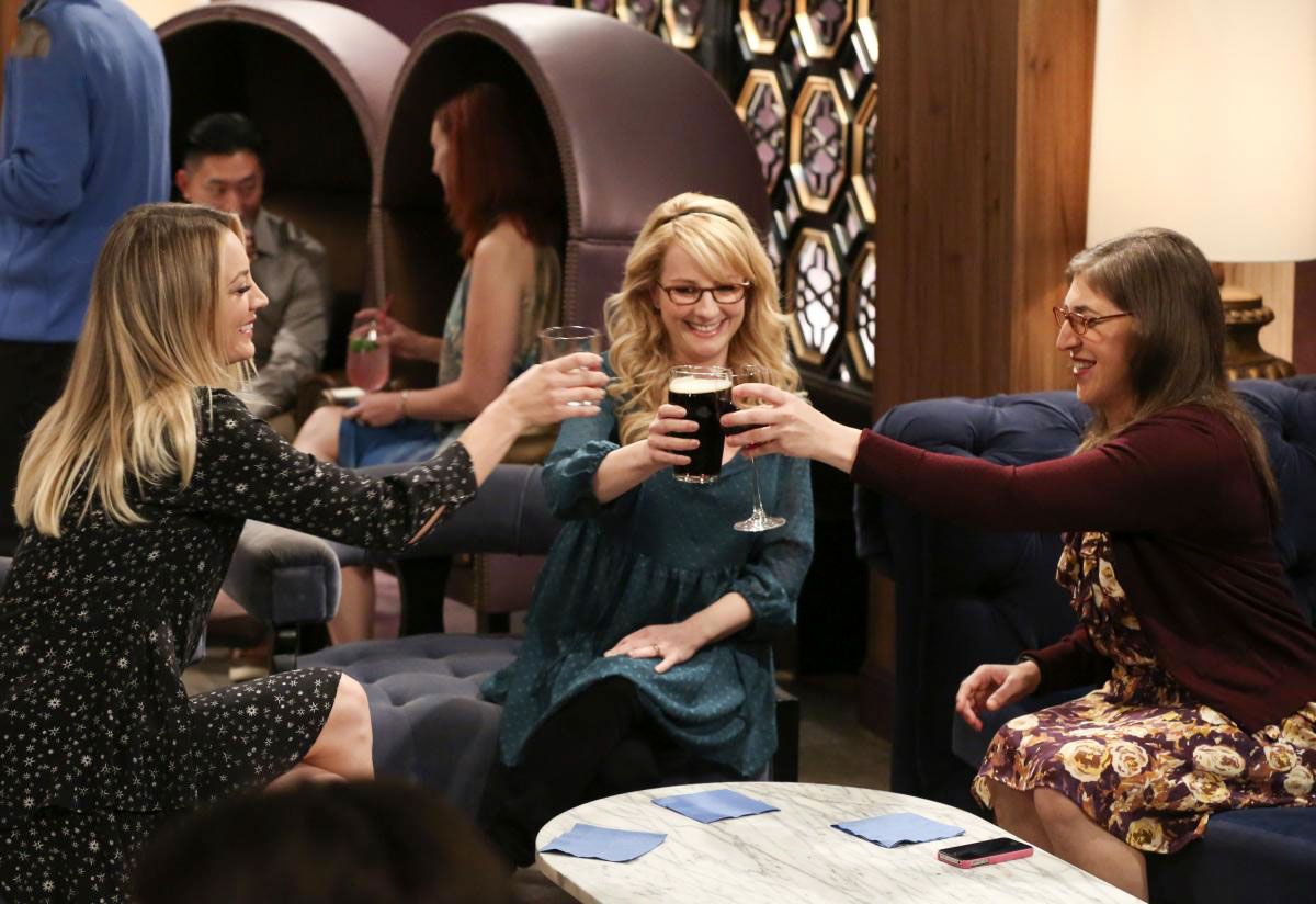 Bild zu Kaley Cuoco - The Big Bang Theory : Bild Melissa Rauch, Mayim ...