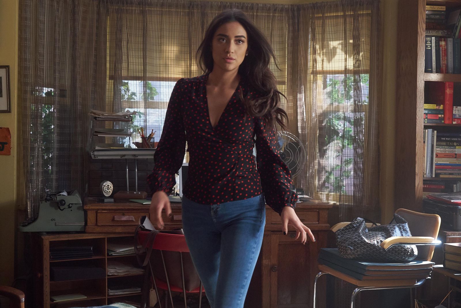 Filme Und Serien Von Shay Mitchell You - Du wirst mich lieben: You - Du wirst mich lieben : Bild Shay