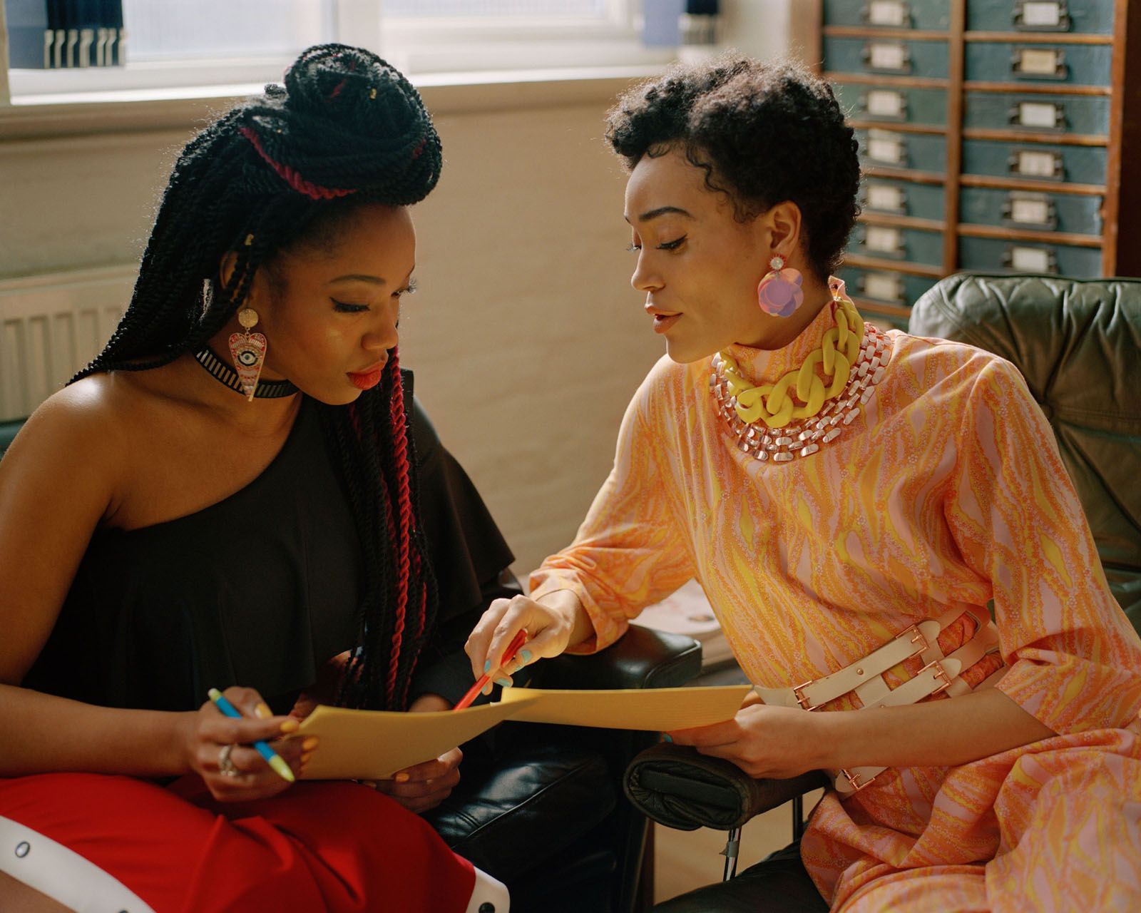 Filme Und Serien Von Naomi Ackie Bild zu Naomi Ackie - Bild Naomi Ackie, Cassie Clare - Foto 1 von 6