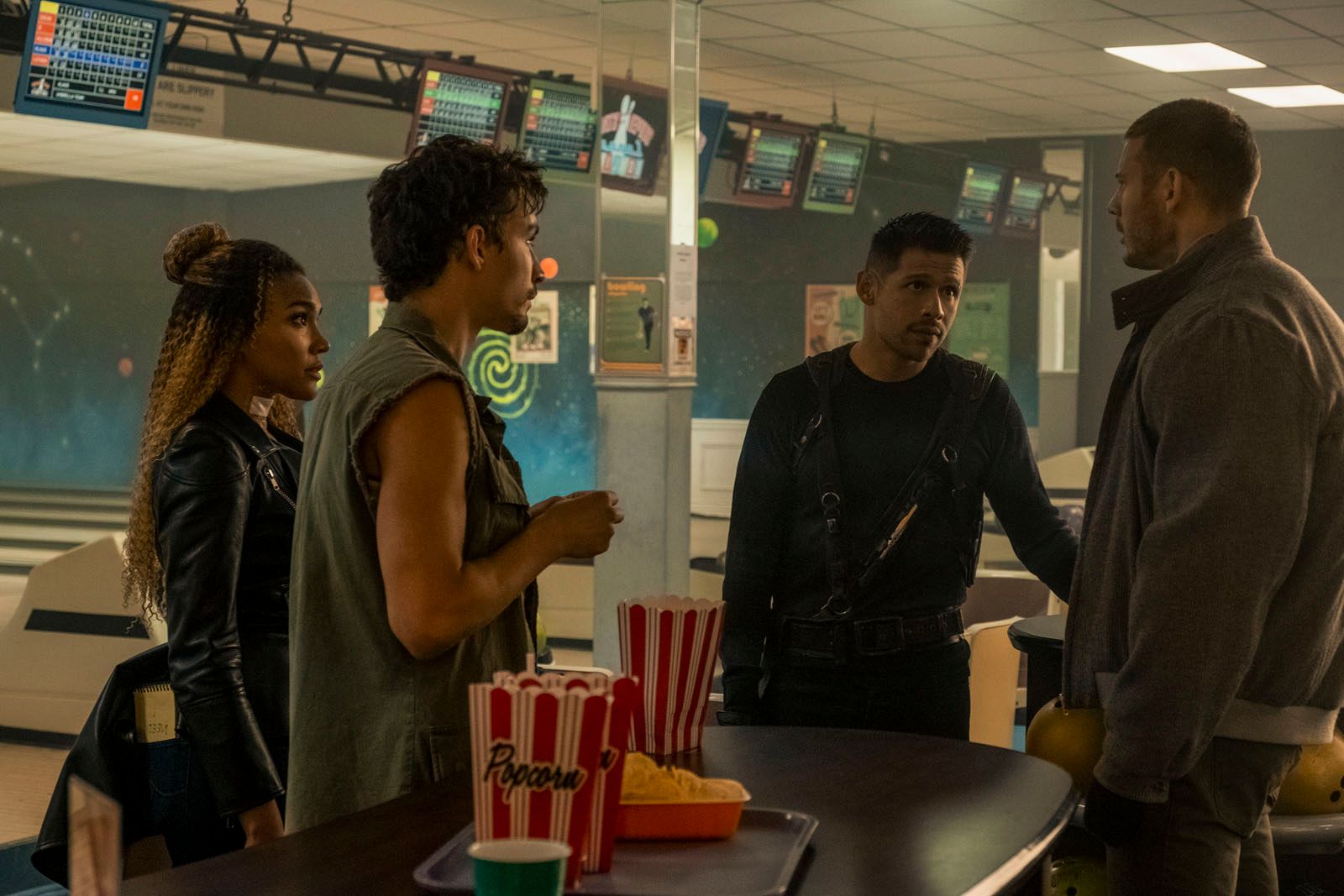 Bild zu David Castañeda The Umbrella Academy Bild Robert Sheehan, Tom Hopper, David Bild zu David Castañeda The Umbrella Academy Bild Robert Sheehan, Tom Hopper, David