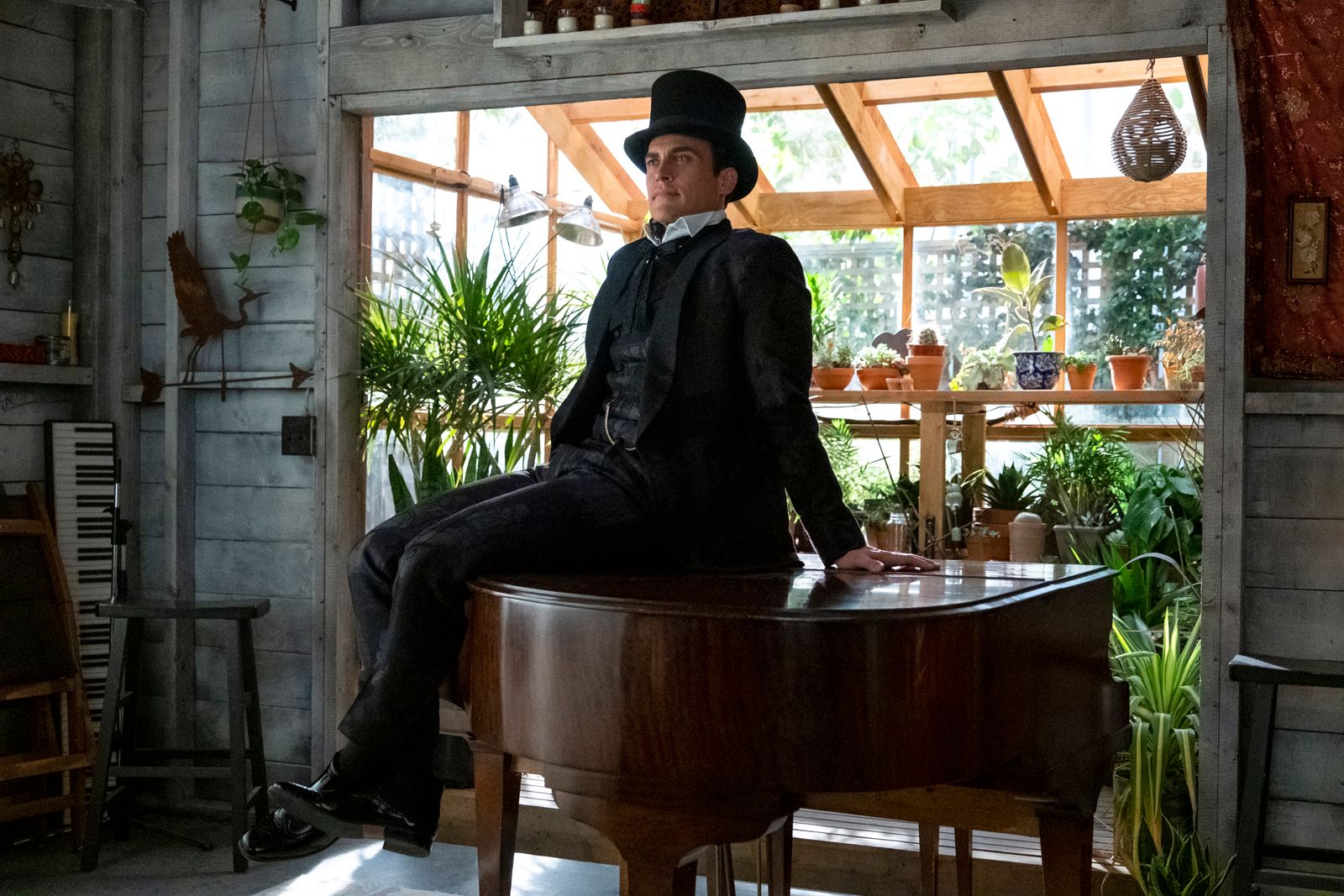 Julie and the Phantoms Julie and the Phantoms Bild Cheyenne Jackson