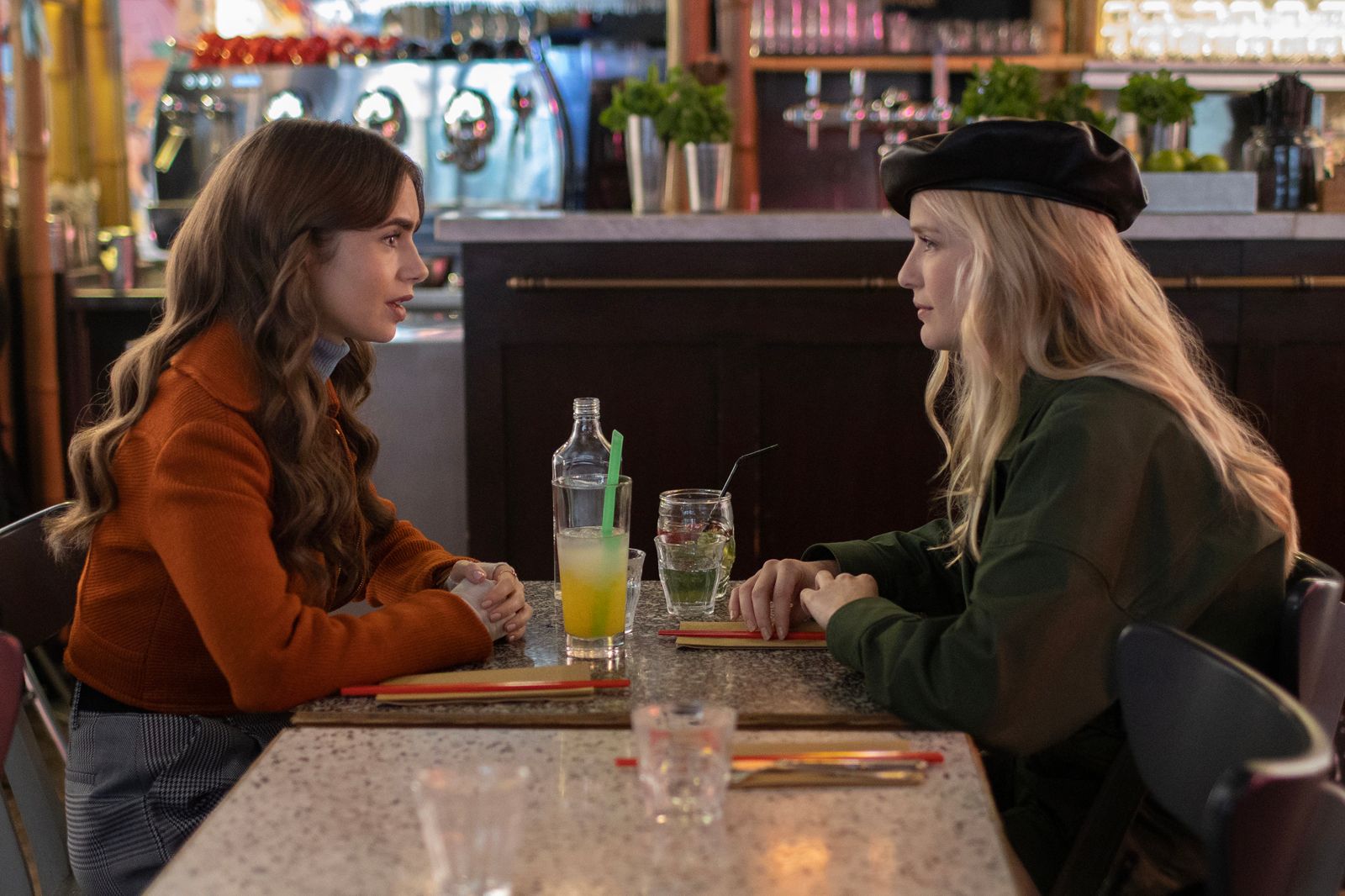 Emily in Paris Emily in Paris Bild Lily Collins, Camille Razat 41 von 78 FILMSTARTS.de Emily in Paris Emily in Paris Bild Lily Collins, Camille Razat 41 von 78 FILMSTARTS.de