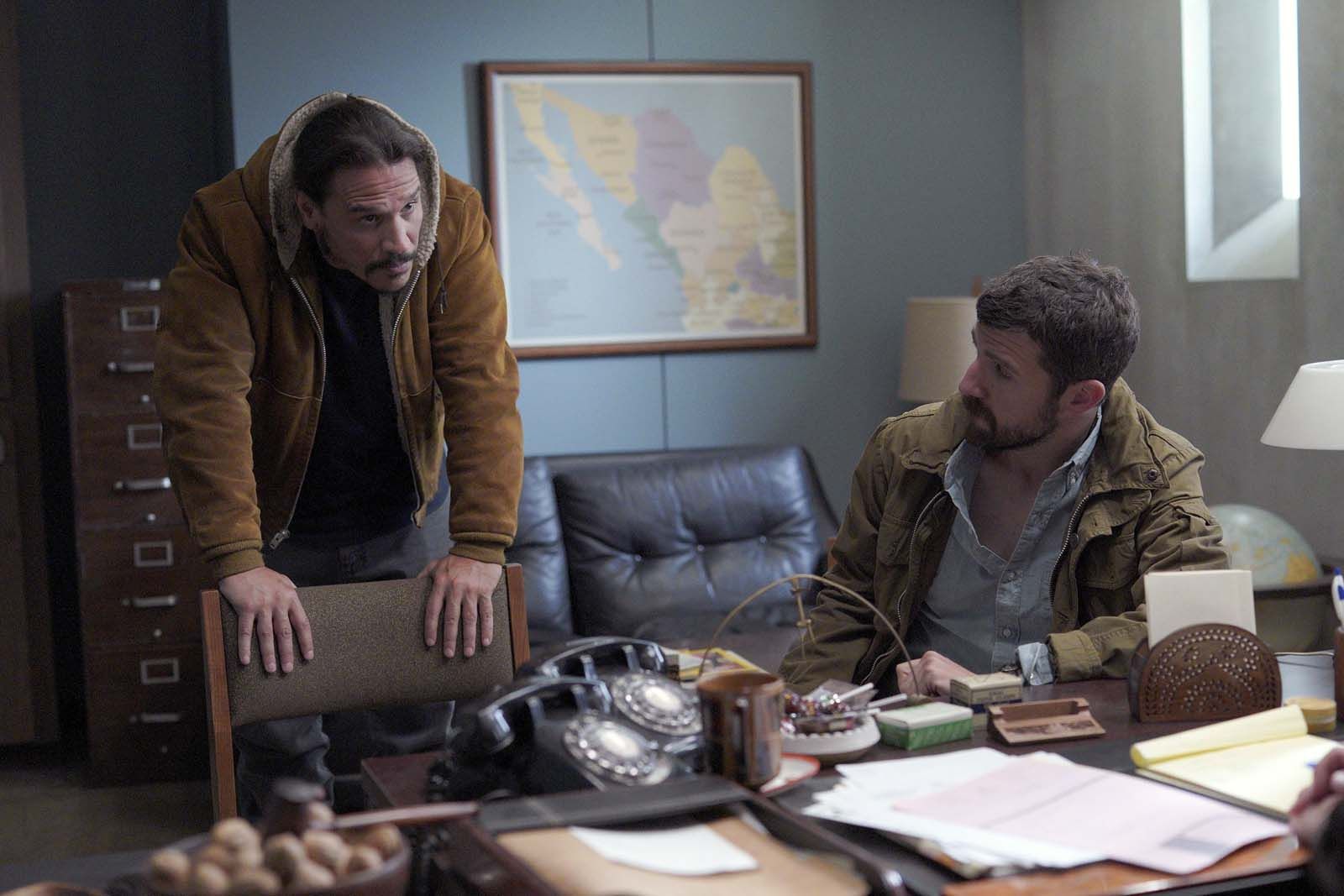 Bild zu Carter Hudson Snowfall Bild Carter Hudson, Sergio PerisMencheta Foto 4 von 7 Bild zu Carter Hudson Snowfall Bild Carter Hudson, Sergio PerisMencheta Foto 4 von 7