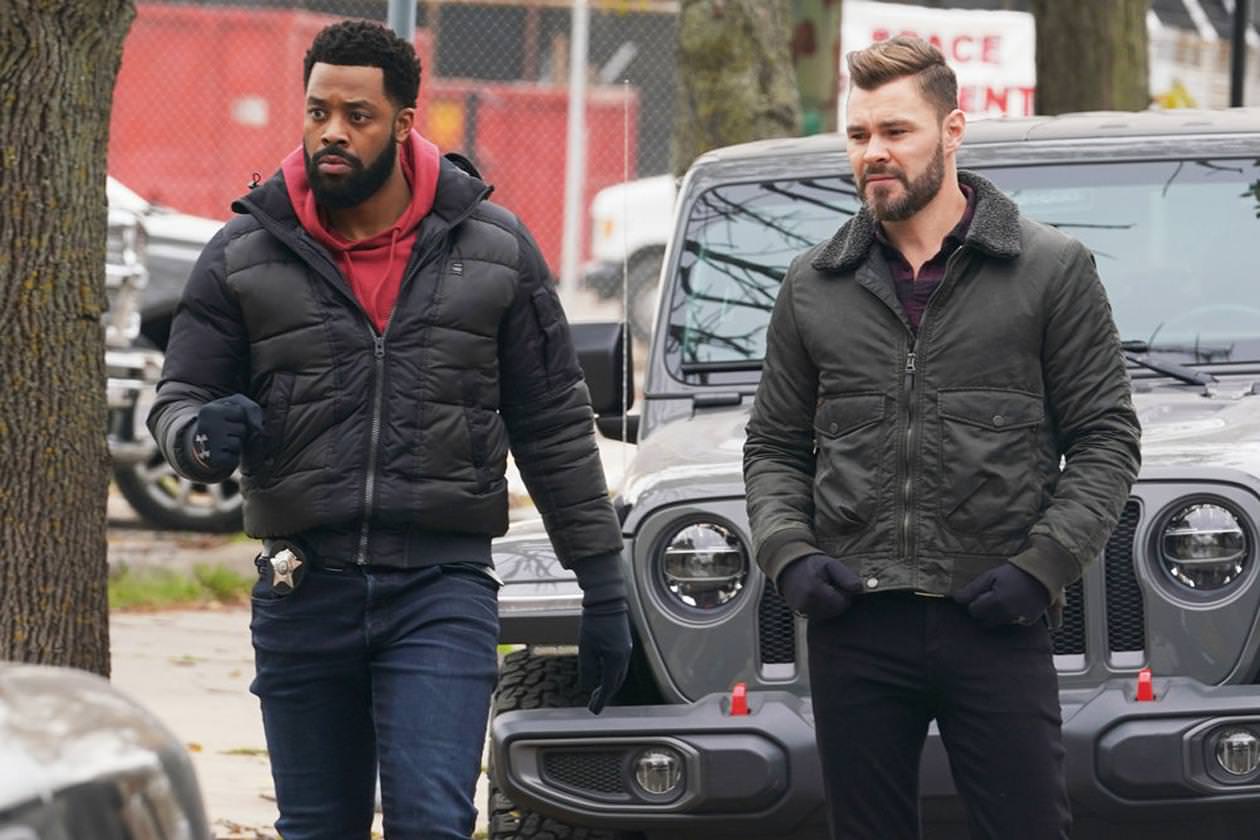 Chicago Pd Bild Laroyce Hawkins Patrick John Flueger 13 Von 939 Filmstartsde 