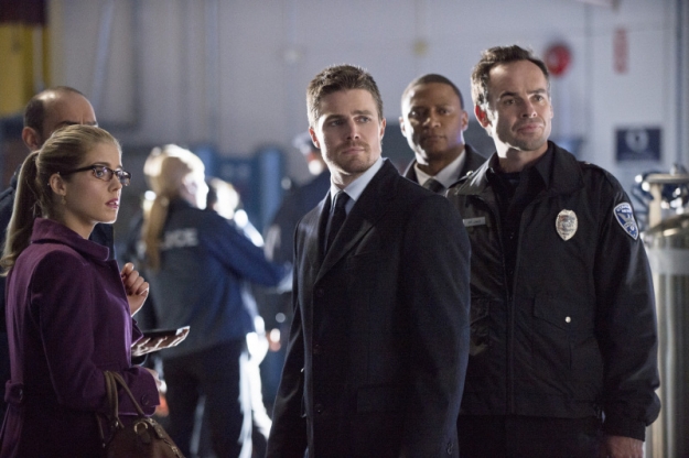 Arrow Bild David Ramsey Emily Bett Rickards Paul Blackthorne Stephen Amell 860 Von 1145 2237