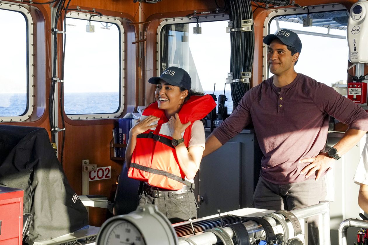 Navy CIS Hawaii Bild Alex Tarrant, Yasmine AlBustami 75 von 91 FILMSTARTS.de