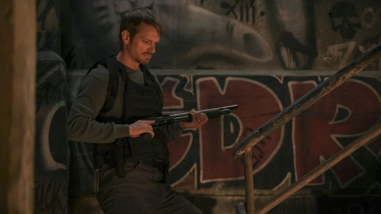 Brian (Joel Kinnaman) ist anders als die Protagonisten aus John Woos Hongkong-Klassikern kein perfekt ausgebildeter Killer, sondern ein YouTube-Tutorials schauender Jedermann.