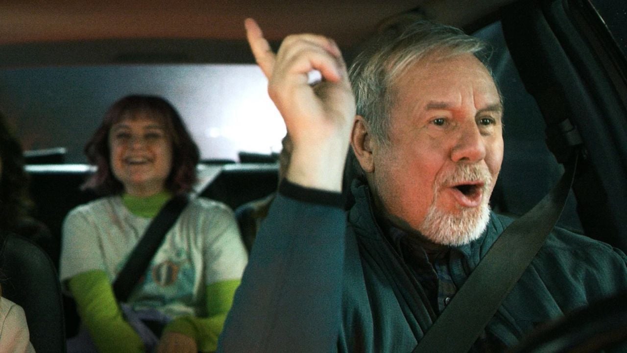 Taxifahrer Joseph (Joachim Król) wirkt nur zu Beginn wie ein typischer Grantler mit Rechtsdrall – im Verlauf der langen Fahrt lernen wir noch ganz andere Seiten von ihm kennen!