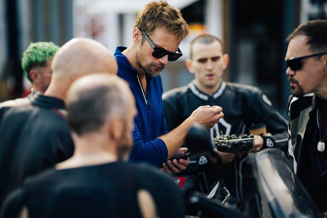 Pillion : Bild Alexander Skarsgård, Harry Melling