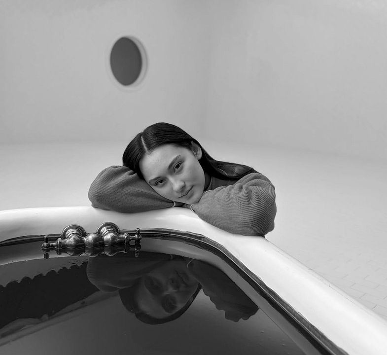 The Young People : Bild Lola Tung