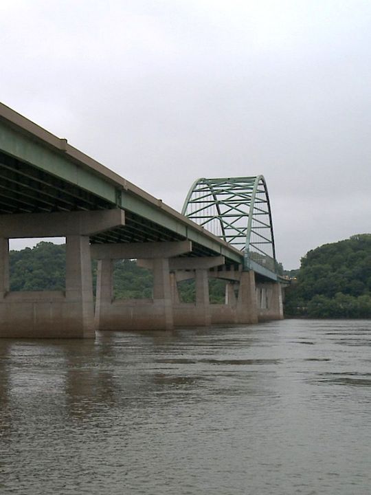 EIGHT BRIDGES : Kinoposter