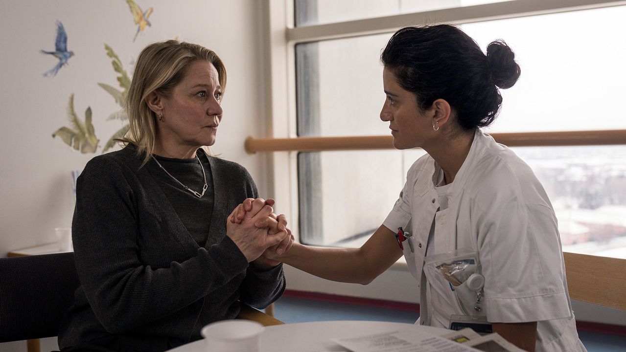 Nachbeben : Bild Trine Dyrholm, Özlem Saglanmak