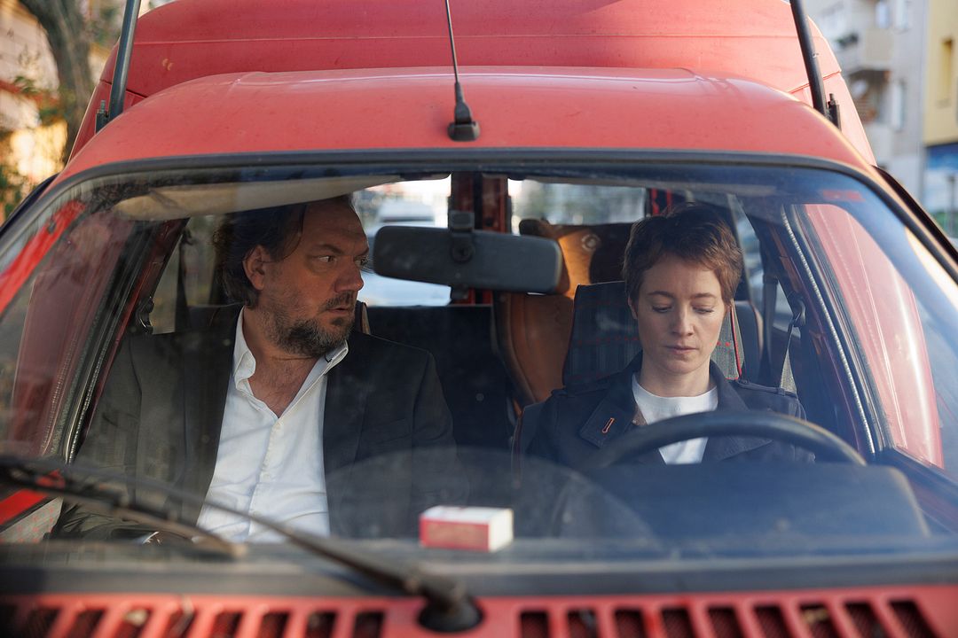 Der Held vom Bahnhof Friedrichstraße : Bild Leonie Benesch, Charly Hübner