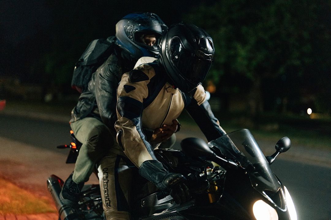 Pillion : Bild Alexander Skarsgård, Harry Melling