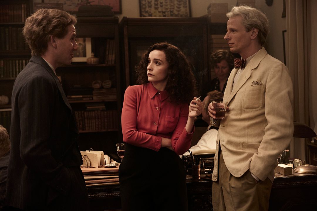 Leonora im Morgenlicht : Bild Olivia Vinall, Ryan Gage, Alexander Scheer