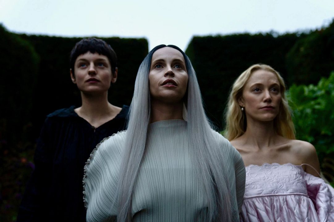 100 Nights Of Hero : Bild Maika Monroe, Felicity Jones, Emma Corrin