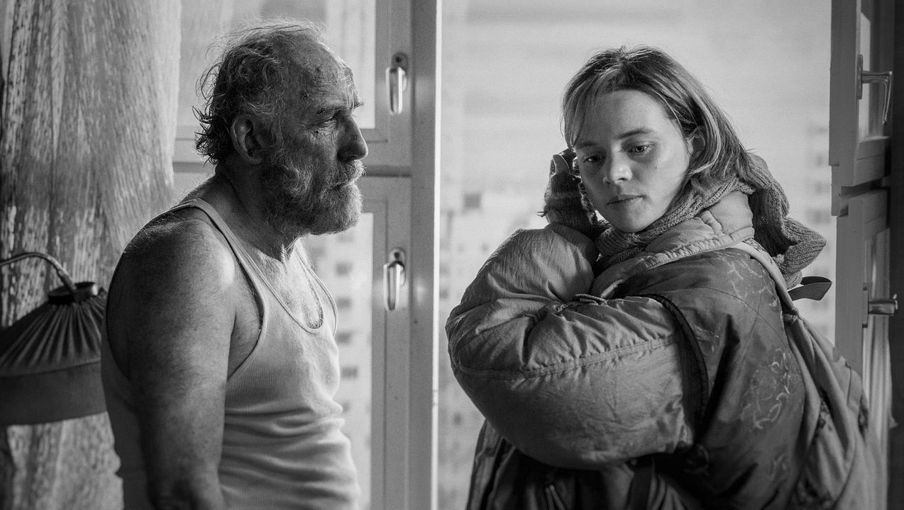 Sie glauben an Engel, Herr Drowak? : Bild Karl Markovics, Luna Wedler