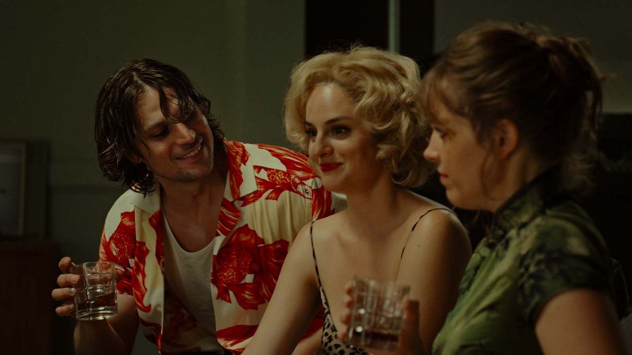 Balconettes : Bild Noémie Merlant, Lucas Bravo, Sanda Codreanu