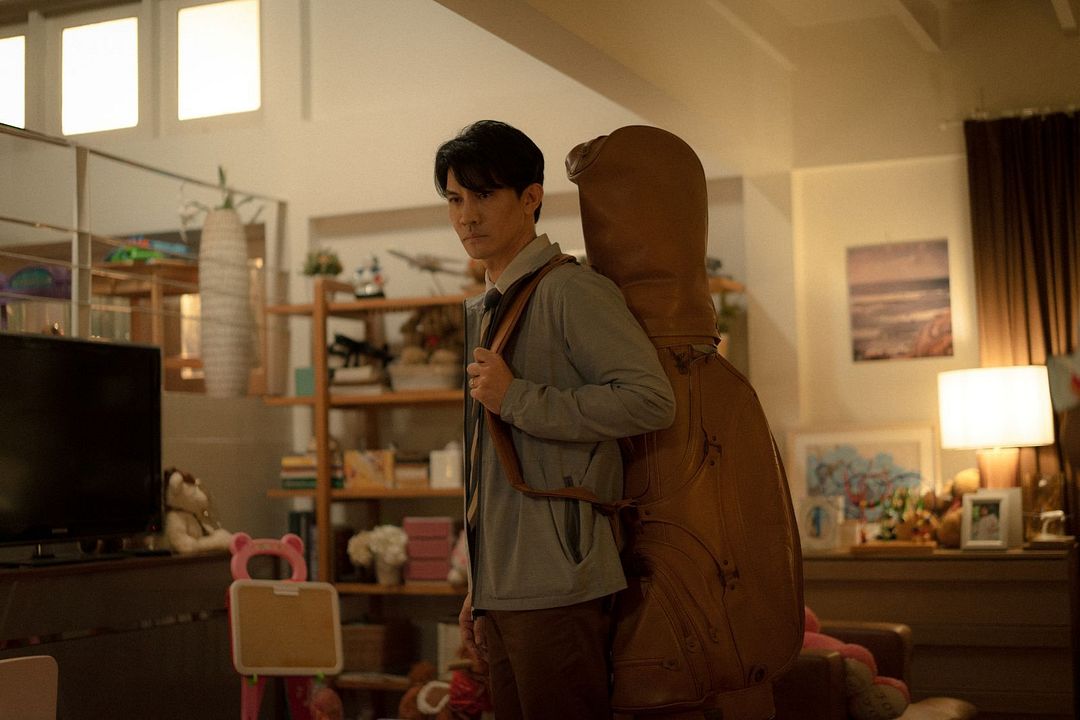 Everybody Loves Me When I'm Dead : Bild Theeradej Wongpuapan