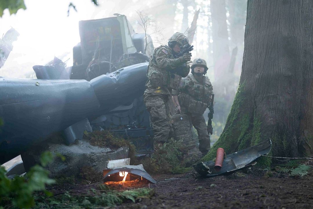 Operation Valiant One : Bild Chase Stokes, Lana Condor