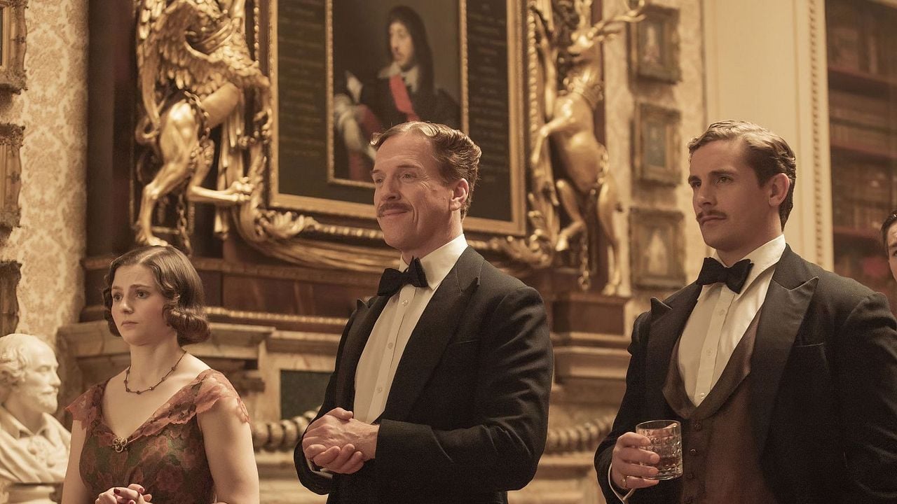 Fackham Hall : Bild Damian Lewis, Thomasin McKenzie