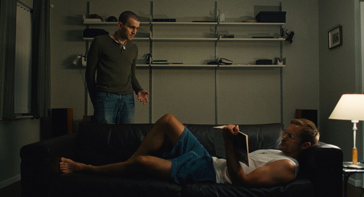 Pillion : Bild Alexander Skarsgård, Harry Melling