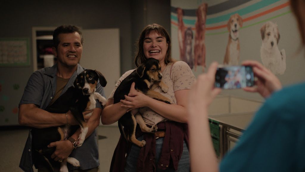 Bob Trevino Likes It : Bild Barbie Ferreira, John Leguizamo