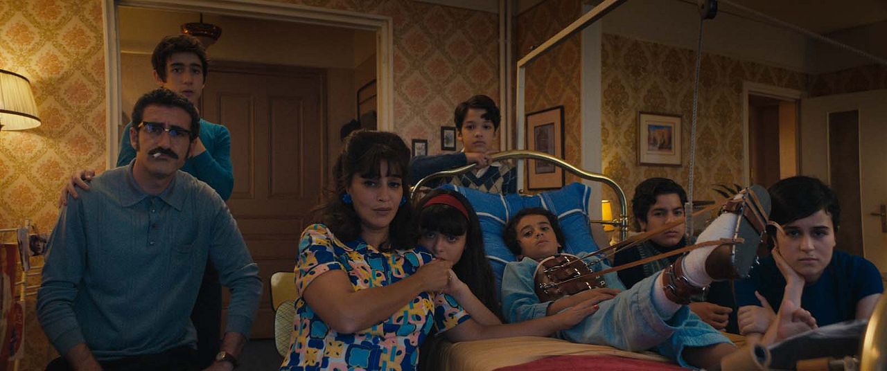 Mit Liebe und Chansons : Bild Iliana Belkhadra, Naïm Naji, Leïla Bekhti, Gabriel Hyvernaud, Lionel Dray, Naël Rabia, Nina Bouffier, Milo Machado-Graner