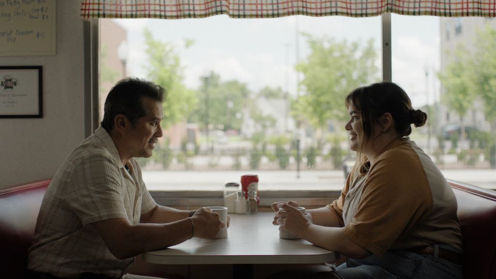 Bob Trevino Likes It : Bild John Leguizamo, Barbie Ferreira