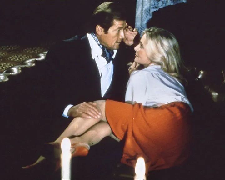 Sunday Lovers : Bild Roger Moore, Priscilla Barnes