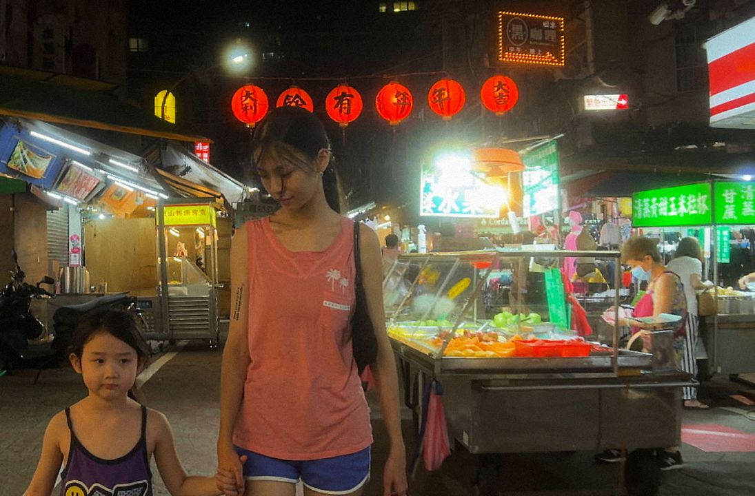 Left-Handed Girl : Bild Nina Ye