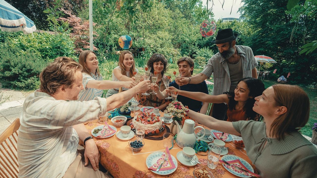 Die hellen Tage : Bild Emilia Maier, Ruben Meiller, Samirah Breuer, Julia Jentsch, Marko Cindrić, Karoline Herfurth, Jakob Diehl, Natasha Petrovic
