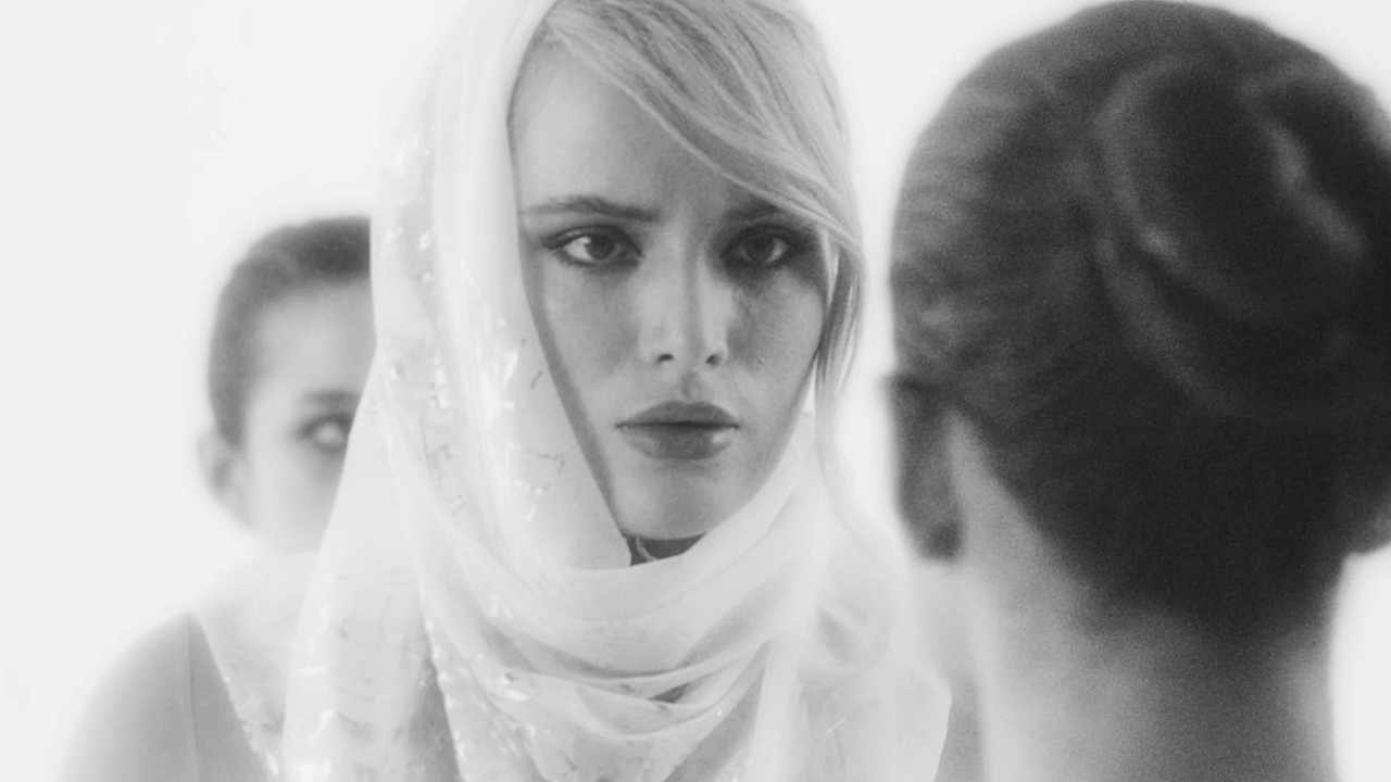 Divinity : Bild Bella Thorne