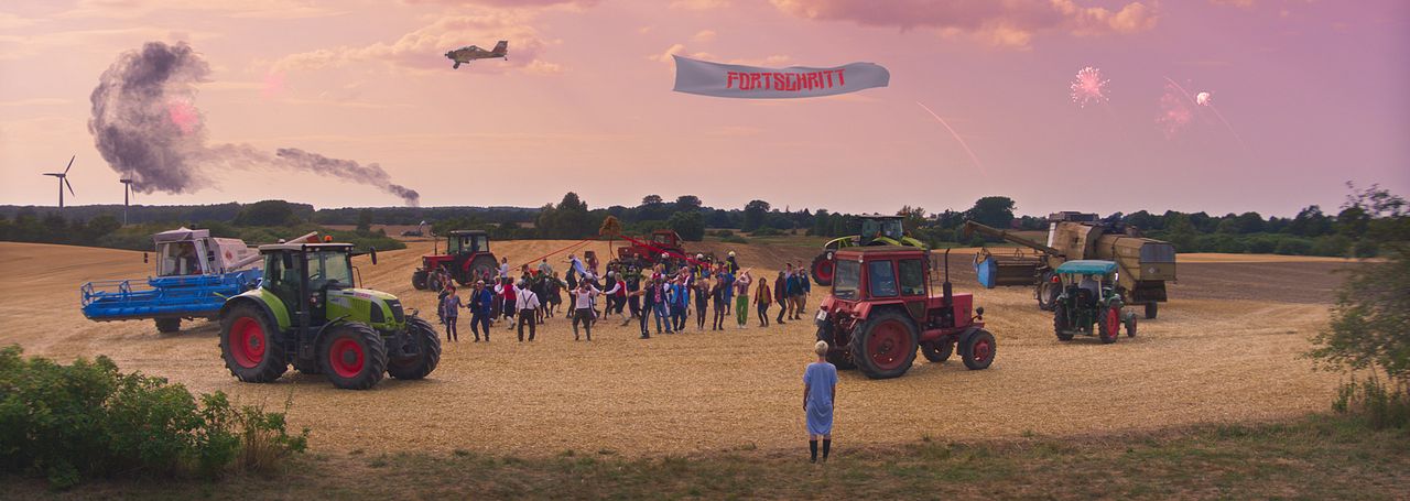 Rote Sterne überm Feld : Bild