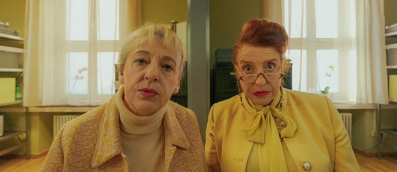 Zweigstelle : Bild Luise Kinseher, Johanna Bittenbinder