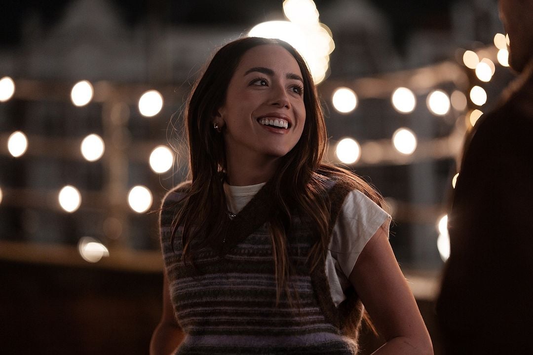A Very Jonas Christmas Movie : Bild Chloe Bennet
