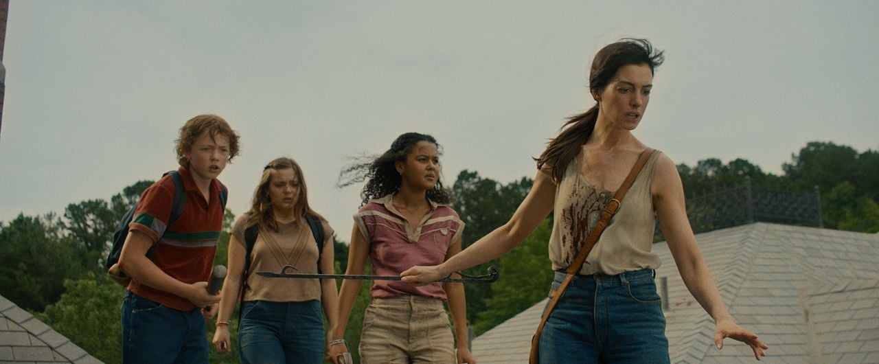The End Of Oak Street : Bild Jordan Alexa Davis, Maisy Stella, Anne Hathaway, Christian Convery