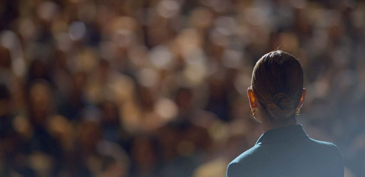 Swiped : Bild Lily James